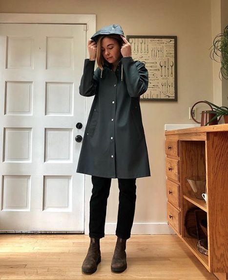 Everlane Jeans // Stutterheim Rain Coat // Bludstone Boots Blundstone Women Outfit, Blundstone Outfit, Stutterheim Raincoat, Blundstone Women, Grading Papers, Rain Outfit, Raincoat Outfit, Rainwear Fashion, Rainy Day Fashion