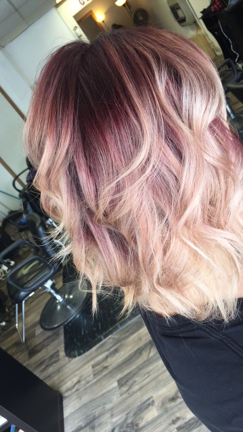 Burgundy Roots Blonde Hair Balayage, Burgundy Roots Blonde Hair, Blonde With Red Shadow Root, Burgundy Hair With Shadow Root, Pink Shadow Roots Blonde Hair, Burgundy Shadow Root With Blonde Hair, Purple Roots Blonde Hair, Pink Roots Blonde Hair, Burgundy Shadow Root