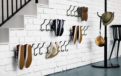 Shoe storage hook solution Diy Shoe Rack Ideas, Shoe Organization Diy, Diy Shoe Rack, Entryway Shoe Storage, Space Apartments, Shoe Storage Solutions, Creative Shoes, Entryway Shoe, How To Store Shoes