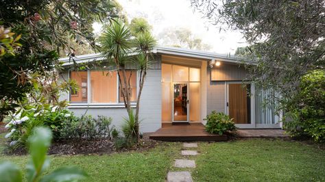 Mid Century House Exterior, Beach Shack Exterior, 1950 House, Mid Century Beach House, 70’s House, Australian Beach House, Mid Century Modern Exterior, Weatherboard House, Mid Century Exterior