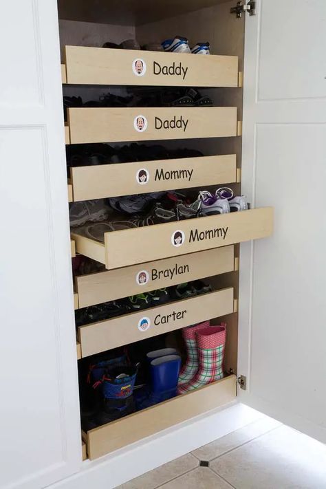 Family Shoe Drawers #shoestorage #decorhomeideas Best Shoe Storage Ideas, Sneakers Storage, Best Shoe Storage, Shoe Rack Ideas, Shoes Organization, Shoe Storage Drawers, Shoe Rack For Small Spaces, Entry Storage, Front Closet