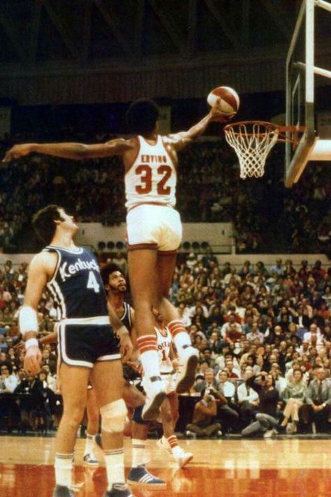 Dr. J with the Virginia Squires Julius Erving, Basketball Memes, Basketball Highlights, Basketball History, Basketball Photography, Basketball Star, Basketball Leagues, Nba Legends, Sports Hero