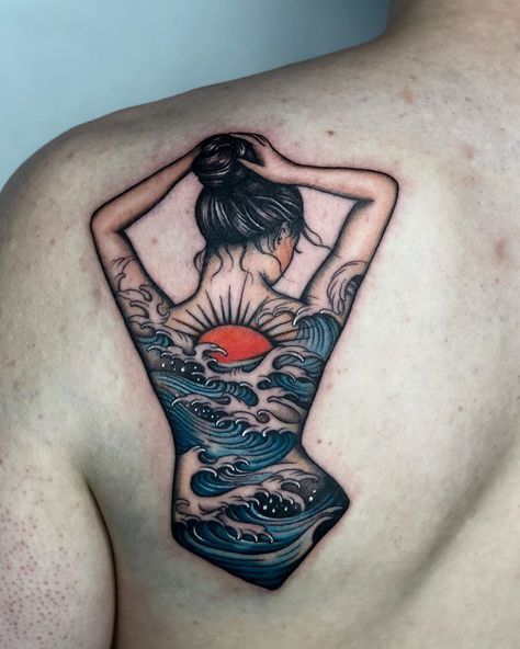 Pisces zodiac tattoo inspo by South Korean tattoo artist @rohatattoo. Click the link for more Pisces tattoos ♓🌊 #zodiactattoo #astrologytattoo #piscestattoo #tattooinspiration #tattoo #tattoos #astrology #piscesseason #neotraditional #neotrad #neotraditionaltattoo #koreatattoo #southkoreatattoo #seoultattoo #backtattoo Pretty Back Tattoos For Women, Pretty Back Tattoos, Pisces Zodiac Tattoo, Tattoos Astrology, South Korean Tattoo, Shin Tattoos, Back Tattoos For Women, Pisces Tattoo Designs, Korean Tattoo