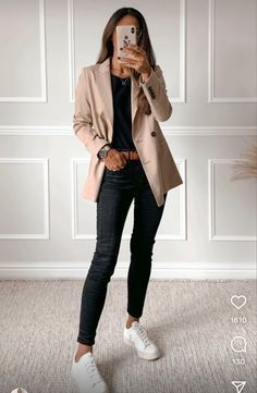 Beige Blazer Business Casual, Professional Wear With Sneakers, Cream Blazer Outfit Casual, Smart Casual Women Outfits Winter, Women Smart Casual Outfits Work Clothes, Style Beige Blazer, Women’s Beige Blazer Outfit, Oversized Cream Jacket Outfit, Realtor Fall Outfits