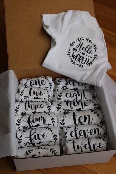 Cricut Baby Shower, Monthly Onesies, Idee Cricut, Cricut Baby, Cricut Explore Projects, Projets Cricut, Diy Baby Gifts, Monthly Milestone, Cricut Projects Beginner