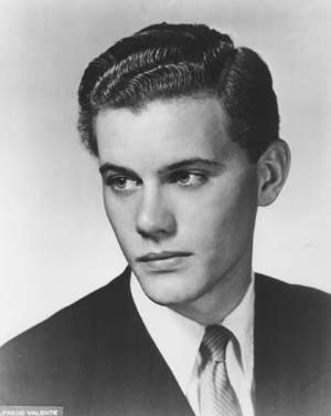 Larry Hagman (I dream of Jeannie and soap opera Dallas.  He played JR Ewing- the man that you loved to hate). Celebrity Yearbook Photos, Portrait Album, Larry Hagman, Famous Babies, Famous Kids, I Dream Of Jeannie, Dream Of Jeannie, Celebrities Then And Now, Famous Photos