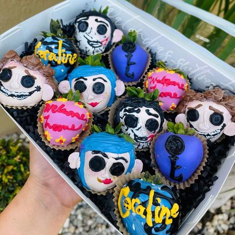 Beetlejuice Chocolate Covered Strawberries, Coraline Chocolate Covered Strawberries, Coraline Cake Pops, Coraline Strawberries, Coraline Treats, Creepy Snacks, Chocolate Cakesicles, Coraline Party, Coraline Birthday