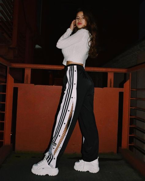 Adibreak Pants Outfit, Outfits Con Pans, Adidas Pants Outfit, Girly Backpacks, Pants Adidas, Joggers Outfit, Trendy Dress Outfits, Outfit Mujer, Gym Outfits