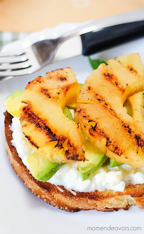 Pineapple Avocado Breakfast Toasts Avocado Toast Breakfast, Apple Breakfast, Avocado Breakfast, Breakfast Toast, Grilled Pineapple, Clean Eating Recipes, Yummy Breakfast, Avocado Toast, Brunch Recipes