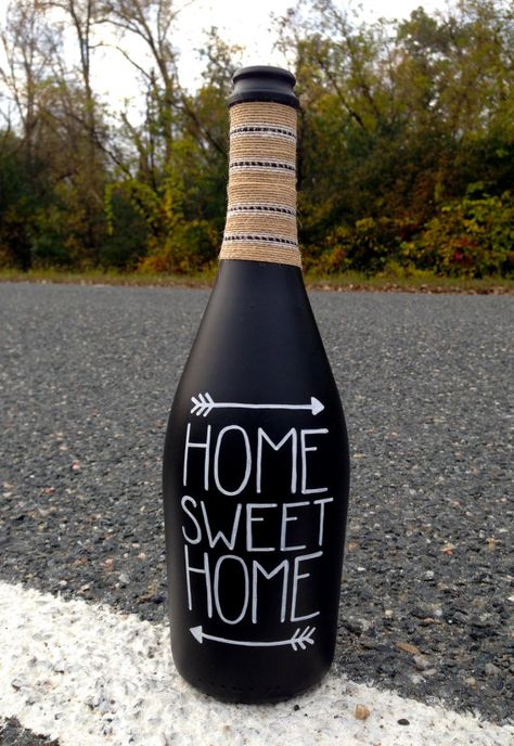 Chalkboard Wine Bottles, Wine Bottle Project, Old Wine Bottles, Black Bottle, Wine Bottle Corks, Glass Bottle Diy, Wine Craft, Diy Glass Bottle Crafts, Wine Bottle Art