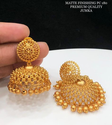 Latest Jhumka Designs Gold 10 Grams, Jumkas Gold In 10 Grams, Golden Jhumka, Kids Gold Jewelry, Temple Jewellery Earrings, Small Earrings Gold, Jhumka Designs, Simple Gold Earrings, Gold Jhumka Earrings