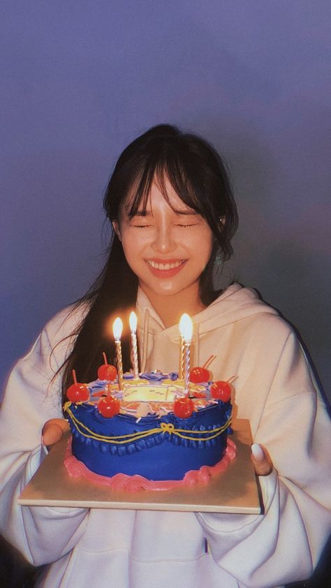 Aesthetic Birthday Photoshoot Ideas, Happy Birthday Pose, Cake Photoshoot, Cute Birthday Pictures, 21st Birthday Photoshoot, Happy Birthday Posters, Birthday Post Instagram, Aesthetic Content, 사진 촬영 포즈