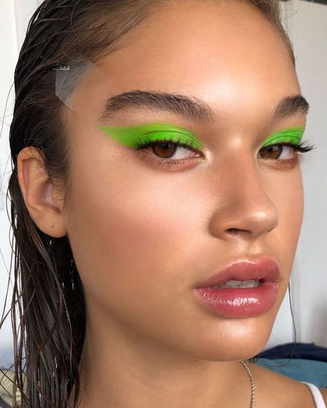 M a r i k a D’ A u t e u i l on Instagram: “💚💚💚💚💦 Acid green on @ellaacuba @anotherspeciesagency Skin : @danessa_myricks prism fx hydrating lotion @maccosmeticscanada face and body…” Neon Makeup Looks, Makeup Verde, Neon Eyeshadow, Danessa Myricks, Neon Makeup, Look Festival, Natural Lip Colors, Green Makeup, Green Eyeshadow