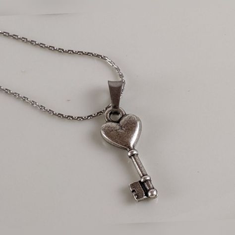 Nwot, Skeleton Key With Heart Adjustable Chain Station Necklace. Please See Pictures For Details Condition And Measurements To Ensure Proper Fit. Thanks For Looking! Dainty Silver Necklace Aesthetic, Gothic Silver Jewelry, Vintage Silver Necklaces, Skeleton Key Jewelry, Key Necklaces, Accessories Board, Silver Key Necklace, Cross Jewelry Necklace, Dainty Necklaces