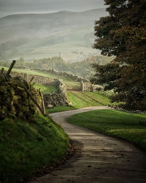 Aesthetic Ireland, Gate Pictures, Island Aesthetic, Yorkshire Dales National Park, England Countryside, Beautiful Landscape Photography, Village Photography, Peak District, Village Life