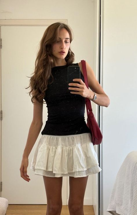 Ruffle White Skirt Outfit, Outfits With White Mini Skirt, White Mini Skirt Outfit Ideas, Black Skirt And White Top Outfit, Fall White Skirt Outfits, Summer Outfits Skirts Short, White Skirt Outfit Ideas Short, Short White Skirt Outfit Summer, Bgc Outfit Ideas