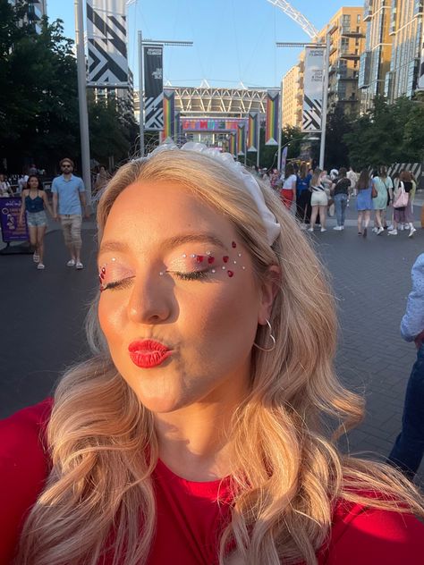 Taylor Swift Eras Tour Makeup Red, Short N Sweet Tour Makeup Ideas, Era Tour Makeup Ideas, Maternity Eras Tour Outfit, Taylor Swift Red Makeup Look, Red Taylor Swift Makeup Ideas, Eras Makeup Ideas, Eras Your Makeup Ideas, Ears Tour Makeup