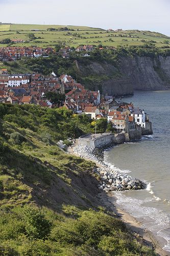 Robin Hood’s Bay, North Yorkshire | England (by Countryside Online Robin Hoods Bay, Kentish Town, England And Scotland, Yorkshire England, English Countryside, England Travel, Robin Hood, Pretty Places, North Yorkshire