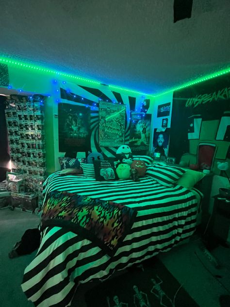 Grunge Gamer Room, Grunge Room Messy, Room Inspo Grunge Y2k, 2000s Room Aesthetic Grunge, Room Ideas Y2k Grunge, Rooms Grunge, Grunge Bedroom 90s, Y2k Grunge Room, Dark Grunge Room