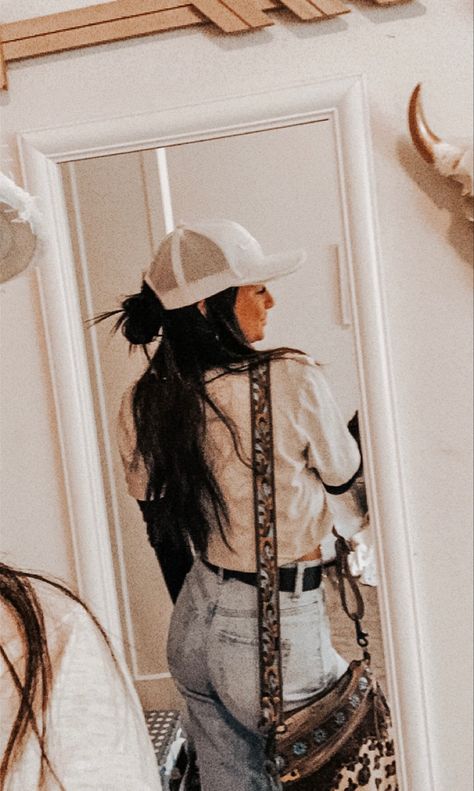 Grunge Western Aesthetic, Western Profile Picture, Western Mom Aesthetic, Western Black Hair, Punchy Hairstyles, Cute Western Hairstyles, Punchy Winter Outfits, Hairstyles Western, Grunge Western Style