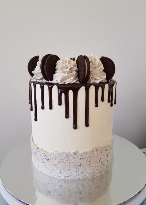 Simple Oreo Cake Design, Oreo Birthday Cake Ideas, Oreo Cake Ideas, Oreo Cake Decorating Ideas, Unisex Birthday Cake, Oreo Cake Designs, Simple Drip Cake, Cookies N Cream Cake, Buttercream Drip Cake