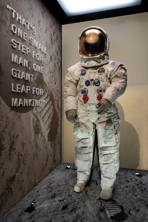 Neil Armstrong's Apollo 11 spacesuit unveiled at Smithsonian - Reuters Apollo 11 Crew, Apollo Space Program, Space Launch System, Apollo 11 Mission, Apollo Program, Nasa Apollo, Space Stuff, Apollo Missions, Moon Missions