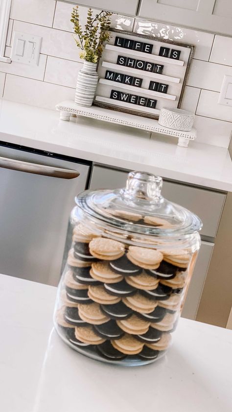 Kitchen Cookie Jar Decor, Cookie Jar Centerpieces, Candy Jar Decorating Ideas, Cookie Jar Aesthetic, Cookie Jar Decorating Ideas, Clear Cookie Jar Ideas, Glass Cookie Jars Display, Cookie Jar Ideas Decoration, Kitchen Jars Decor Display