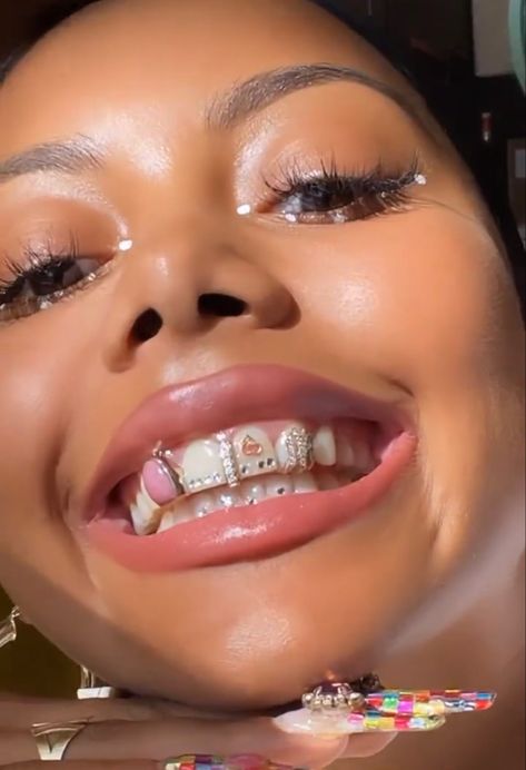 Grill For Gap Teeth, Aesthetic Grills Teeth, Grills For Gap Teeth, Grillz For Gap Teeth, Pink Grillz, Fangs Grillz Women, Black Women Grillz, Grills For Women Teeth, Grillz For Females