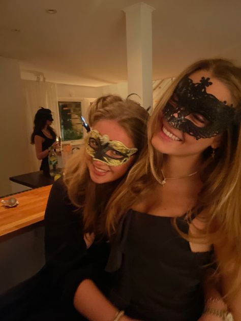 Halloween Inspo Pics, Halloween Friends Aesthetic, Halloween Pics With Friends, Autumn Costume, Halloween Masquerade Party, Masquerade Halloween Costumes, Masquerade Halloween, Masked Ball, Party Masks