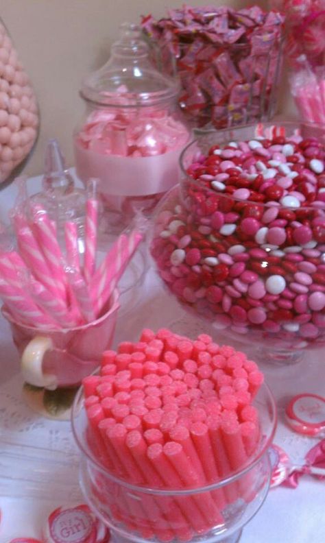 Barbie Chocolate, Gold Candy Buffet, Pink Candy Bar, Mean Girls Party, Barbie Party Decorations, Sweet Sixteen Birthday Party Ideas, Barbie Theme Party, Gold Candy, Bday Party Theme