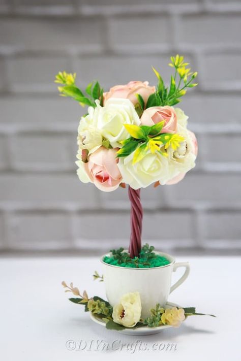 How to Make a Topiary Tree Flower Arrangement - Ever wanted to learn how to make your very own topiary tree flower arrangement? Find out how in this easy step-by-step video tutorial! Vintage Flower Decor, Floral Topiaries, Faux Branches, Flowers For Mom, Topiary Trees, Tea Cosy, Rock Decor, Stone Decor, Elegant Decor