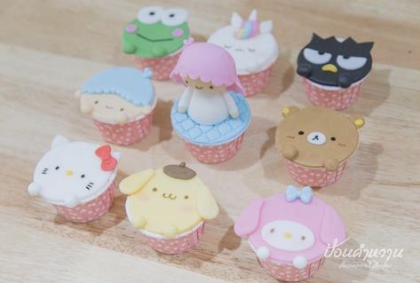 Sanrio Cupcakes Ideas, Sanrio Cupcakes, Hello Kitty Pinata, Craving Cake, Girls Picnic, Cinnamon Roll Cupcakes, Kitty Cupcakes, Cake Painting, Character Cupcakes