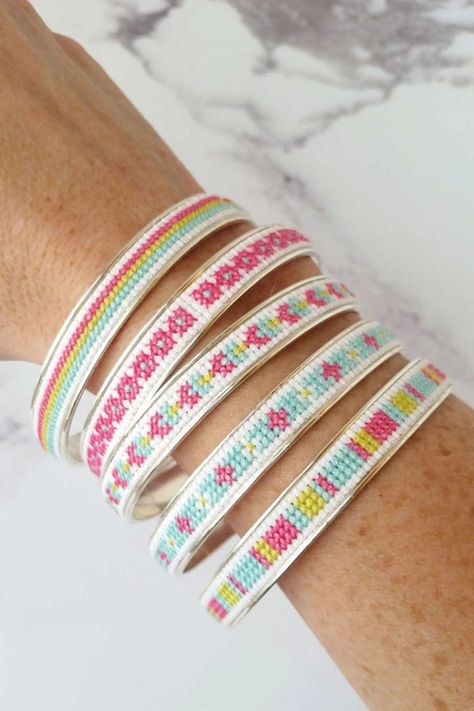 Friendship Bracelets Ideas, Stitch Necklace, Cross Stitch Necklace, Colourful Cross Stitch, Stitch Jewelry, Bracelets Ideas, Seed Bead Pattern, Embroidery Bracelets, Bead Embroidery Patterns