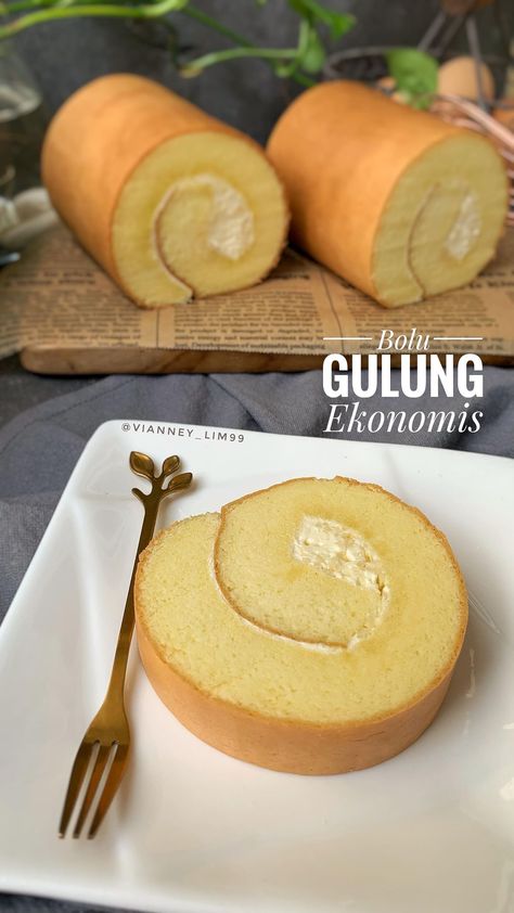 Bahan dan Cara membuat Bolu Gulung Ekonomis (Metode All In One) https://resepmamiku.com/bolu-gulung-ekonomis-metode-all-in-one-vianney_lim99 Bolu Cake, Bolu Gulung, Resep Brownies, Asian Cake, Resep Cake, Cake Roll Recipes, Cake Recipes Easy Homemade, Bread Snacks, Deli Food