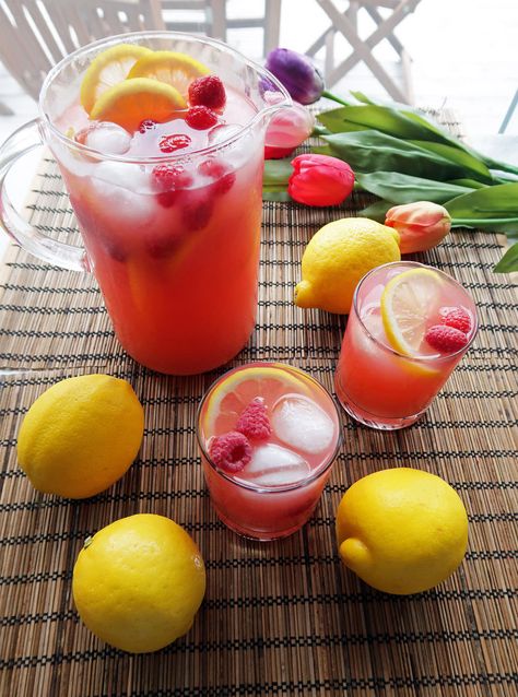 Two glasses and a pitcher full of homemade Raspberry Green Tea Lemonade with lemon slices and raspberry garnish; whole lemons around them. Green Tea Lemonade Recipe, Raspberry Green Tea, Green Tea Lemonade, Breakfast Easy, Iced Green Tea, Tea Lemonade, Peach Ice Tea, Iced Tea Recipes, Summer Tea