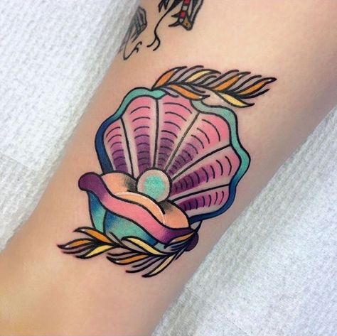 American Traditional Sea Shell Tattoo, Tropical Tattoos, Pearl Tattoo, Shell Tattoo, Tropical Tattoo, Tattoos Pinterest, Seashell Tattoos, Shell Tattoos, Woman Tattoo