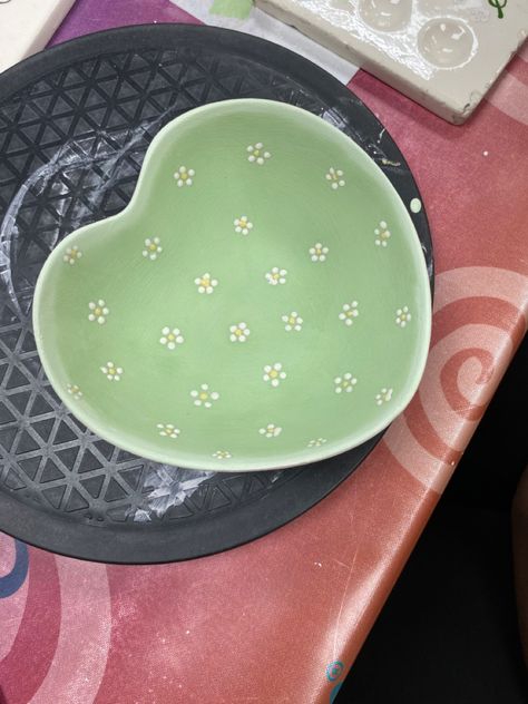 Paint A Pot Ideas Bowl, Clay Painting Ideas Bowl, Simple Pottery Designs, Painting Pottery Plates, Pottery Painting Ideas Easy, Pottery Cafe, Painted Earth, Diy Pottery Painting, Green Pottery