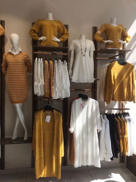 Clothing Boutique Decor, Clothing Boutique Interior, Boutique Store Displays, Visual Merchandising Fashion, Fashion Store Design, Quotes Goals, Goals Business, Clothing Store Displays, Retail Store Interior Design