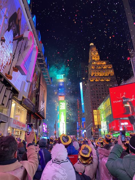 🗽Times Square Ball Drop 2020🥳 Nyc Ball Drop, New York Ball Drop, Nyc Icons, New York Ball, Times Square Ball Drop, Ny Christmas, New York City Christmas, Winter Bucket List, Ball Drop