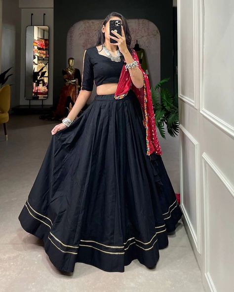 Black Choli Designs For Navratri, Black Choli Designs, Black Chaniya Choli For Navratri, Chaniya Choli Designs Navratri, Navratri Night, Black Chaniya Choli, Garba Choli, Gamthi Work, Navratri Lehenga