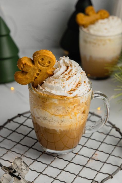 Flavored with brown sugar, molasses, and real ginger this gingerbread latte recipe tastes just like the traditional holiday cookie and is much more affordable than a trip to Starbucks! Fall Latte Aesthetic, Gingerbread Drink, Starbucks Gingerbread Latte, Christmas Smoothie, Christmas Coffee Shop, Gingerbread Latte Recipe, Holiday Coffee Drinks, Winter Beverages, Starbucks Holiday Drinks