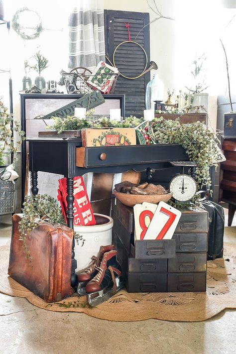 Christmas Vintage Market Booth, Fall Vintage Market Displays, Upcycled Vintage Decor, Winter Booth Display, Antique Booth Vingette, Christmas Antique Booth Display, Antique Store Displays Vignettes, Vintage Booth Christmas Display Ideas, Holiday Booth Display Ideas