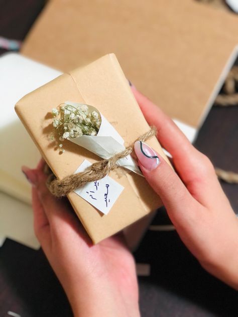 Nikkah Gift Ideas For Friend, Perfume Wrapping Ideas Diy Gifts, How To Pack Perfume For Gift, How To Wrap A Perfume Gift, Perfume Wrapping Ideas, Perfume Gift Box Ideas Packaging, Perfume Gift Wrapping Ideas, Diy Finger Knitting, Small Diy Gifts