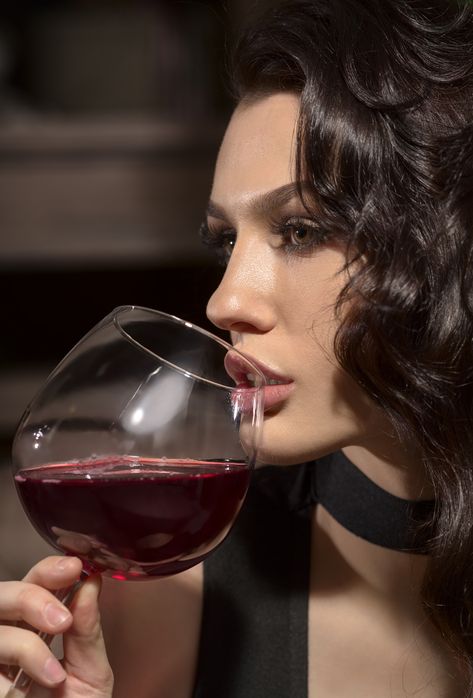 Wine Glass Photography, Women Drinking Wine, Glass Of Red Wine, Glass Photography, Wine Photography, Woman Wine, Wine Time, Fine Wine, Wine Drinks