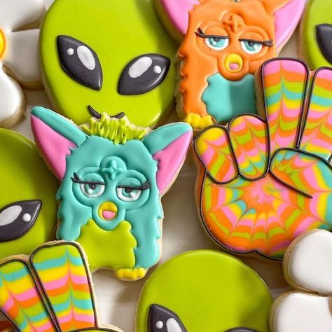 Kellie Bakes & Co. on Instagram: "90s vibes only ✌🏻this Sunday! We will be popped up with @the_vintage_market at the Grosse Ile Municipal Airport for There’s No Place Like Home! From 10am to 4pm! We hope to see you there 💖💖 #aliencookies #peacecookies #furbycookies #90scookies furby cookies. Alien cookies. Peace sign. #sugarcookies #sugarcookiesofinstagram #decoratedsugarcookies #michiganbaker #bakersofig #royalicing #royalicingcookies #royalicingart #cutoutcookie #monroemichigan #cookiesofin Alien Cookies Decorated, Alien Cookies, 90s Cookies Decorated, Alien Cookies Royal Icing, Alien Treats, Alien Desserts, Alien Party, Baking 101, 90s Vibes