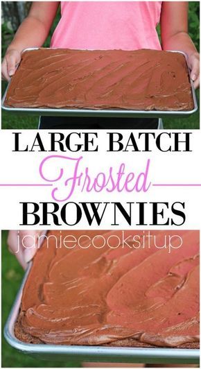 Large Batch Frosted Brownies from Jamie Cooks It Up Frosted Brownies, Dessert Oreo, Brownie Frosting, Small Bars, Desserts Vegan, Cooking For A Crowd, Desserts For A Crowd, Food And Recipes, Köstliche Desserts