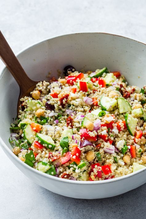 This recipe for Mediterranean quinoa salad will quickly become a staple in your kitchen. It’s perfect to enjoy on its own, bring to a potluck, or as a side! Side Dishes For Tilapia, Salad Quinoa, Mediterranean Quinoa, Mediterranean Quinoa Salad, Resep Salad, Quinoa Healthy, Quinoa Salad Recipes, Cucumber Recipes, Makanan Diet