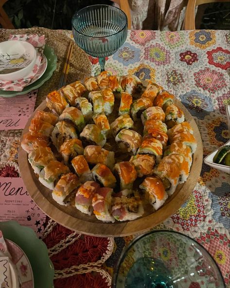 Summer dinner party sushi Sushi Birthday, Summer Dinner Party, Japanese Dinner, Dinner Party Summer, Birthday Dinner Party, Summer Garden Party, 17th Birthday, Birthday Dinner, Summer Dinner