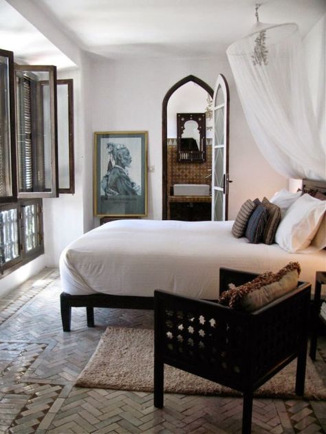 Photo | Baobab Interiors | Bloglovin’ Minimalistic Bed, Colonial Bedroom, Dark Wood Bed, British Colonial Decor, Colonial Design, British Colonial Style, Expensive Furniture, White Sheets, Style Deco