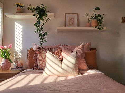 Sage Green Girly Bedroom, Pink Earth Tones Bedroom, Pink And Earthy Bedroom, Earthy Girly Bedroom, Mauve Bedroom Ideas Bohemian, Warm Colored Bedroom, Pink Earthy Aesthetic, Pink And Brown Bedroom Ideas, Pink And Green Bedroom Aesthetic